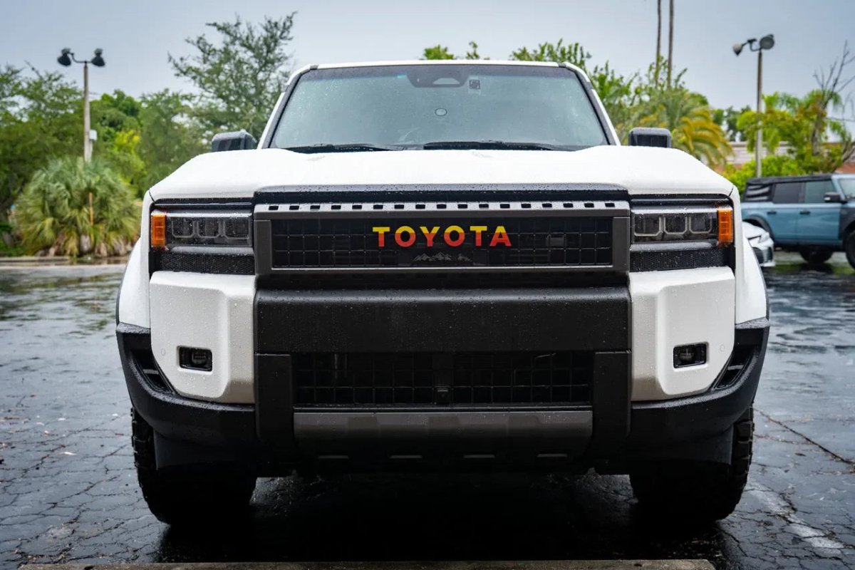 TOYOTA Front Grille Emblem Kit - 2024+ Land Cruiser / 07 - 14 FJ Cruiser - JDMuscleEmblems24LC250-FG-TOYOTA-WHWhite