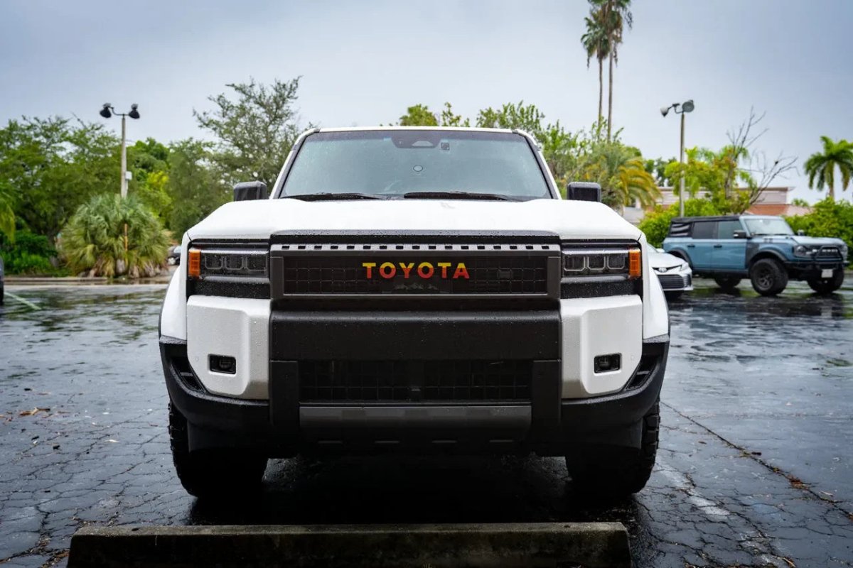 TOYOTA Front Grille Emblem Kit - 2024+ Land Cruiser / 07 - 14 FJ Cruiser - JDMuscleEmblems24LC250-FG-TOYOTA-WHWhite