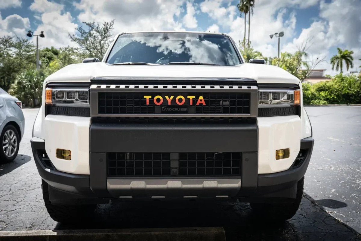 TOYOTA Front Grille Emblem Kit - 2024+ Land Cruiser / 07 - 14 FJ Cruiser - JDMuscleEmblems24LC250-FG-TOYOTA-WHWhite