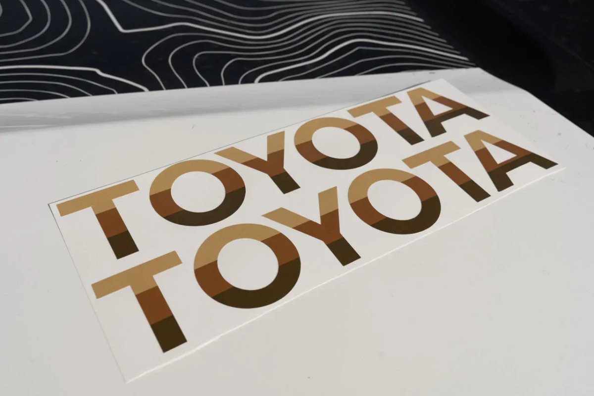 TOYOTA Front Grille Emblem Kit - 2024+ Land Cruiser / 07 - 14 FJ Cruiser - JDMuscleEmblems24LC250-FG-TOYOTA-TRIBBTri Bar Brown