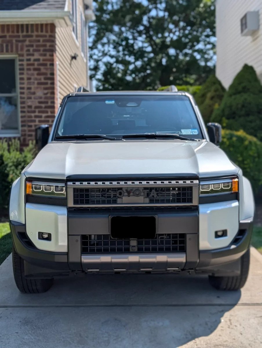 TOYOTA Front Grille Emblem Kit - 2024+ Land Cruiser / 07 - 14 FJ Cruiser - JDMuscleEmblems24LC250-FG-TOYOTA-WHWhite