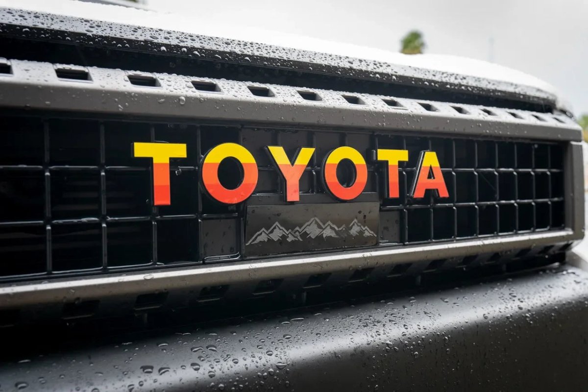 TOYOTA Front Grille Emblem Kit - 2024+ Land Cruiser / 07 - 14 FJ Cruiser - JDMuscleEmblems24LC250-FG-TOYOTA-WHWhite