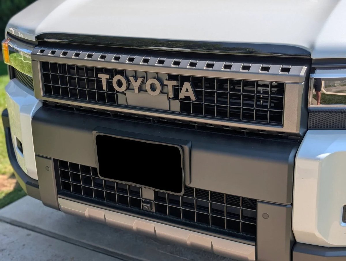 TOYOTA Front Grille Emblem Kit - 2024+ Land Cruiser / 07 - 14 FJ Cruiser - JDMuscleEmblems24LC250-FG-TOYOTA-WHWhite