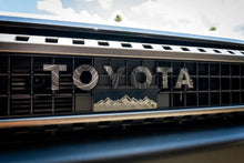 "TOYOTA" Topo Front Grille Emblem Kit - 2024+ Land Cruiser / 07 - 14 FJ Cruiser - JDMuscleEmblems24LC250-FG-TOYOTA-TPWHWhite Lines
