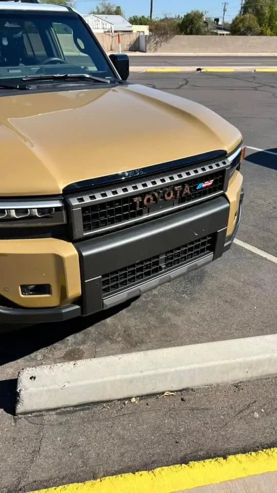 "TOYOTA" Topo Front Grille Emblem Kit - 2024+ Land Cruiser / 07 - 14 FJ Cruiser - JDMuscleEmblems24LC250-FG-TOYOTA-TPWHWhite Lines
