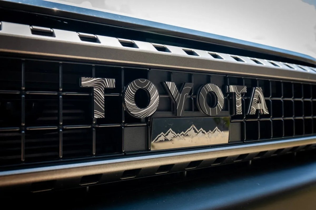 "TOYOTA" Topo Front Grille Emblem Kit - 2024+ Land Cruiser / 07 - 14 FJ Cruiser - JDMuscleEmblems24LC250-FG-TOYOTA-TPWHWhite Lines