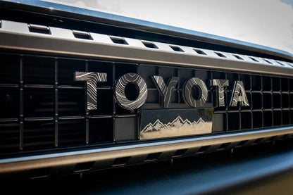 "TOYOTA" Topo Front Grille Emblem Kit - 2024+ Land Cruiser / 07 - 14 FJ Cruiser - JDMuscleEmblems24LC250-FG-TOYOTA-TPWHWhite Lines