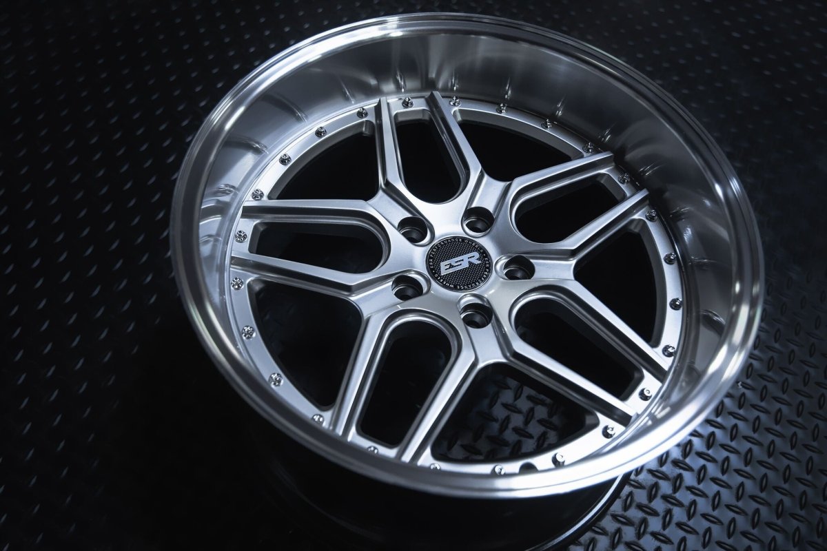 ESR Wheels CS15 Hyper Silver - JDMuscleWheels88551235 CS15HS-ML18x8.5 +35 5x112 66.6